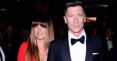 Anna Lewandowska urodziła. Robert pozuje z małą Laurą tak samo, jak kiedyś z Klarą