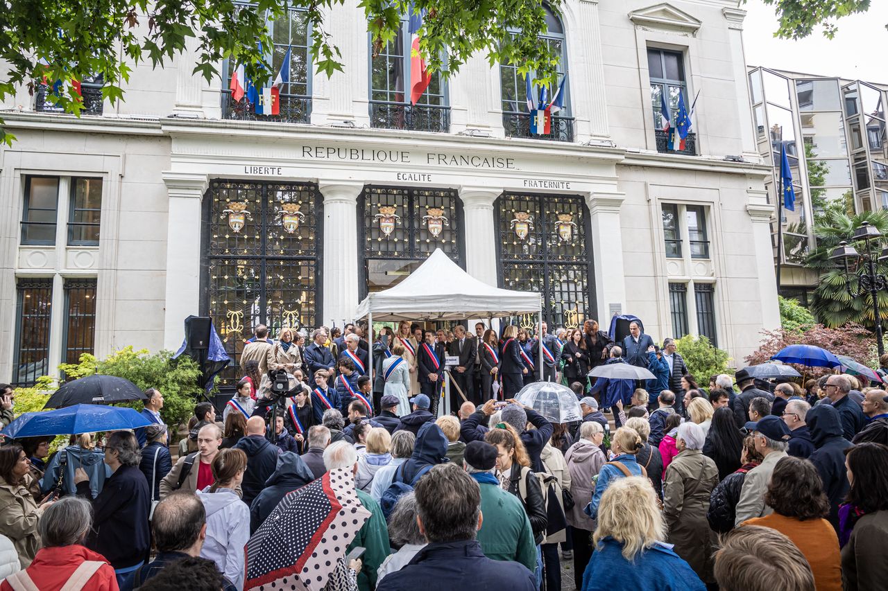 National and local representatives speak out during a rally against anti-Semitism in front of the town hall of Courbevoie, a suburb of Paris, France, 21 June 2024. Hundreds of demonstrators gathered outside the town hall of the northern Paris suburb for a rally organized by the parties elected at the city hall following the alleged rape of a 12-year-old Jewish girl on 15 June. EPA/CHRISTOPHE PETIT TESSON Dostawca: PAP/EPA.