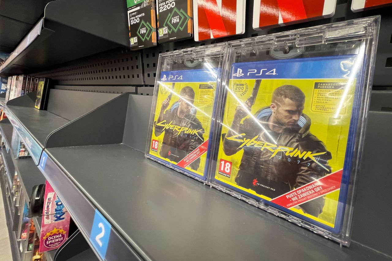 Warszawa, 15.12.2020. Gra komputerowa Cyberpunk 2077 studia CD Projekt Red na półkach sklepowych.