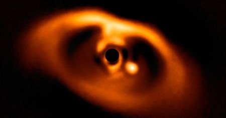 Przełom w astronomii. Naukowcy po raz pierwszy zobaczyli kształtowanie się księżyca wokół egzoplanety