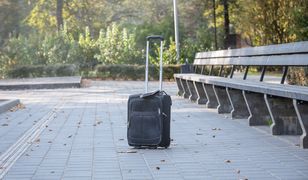 Znalazł walizkę w krzakach. Zgłosił znalezisko służbom i się zaczęło