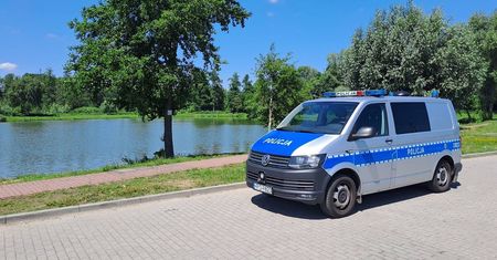Awantura nad stawem. Wepchnął wędkarza do wody