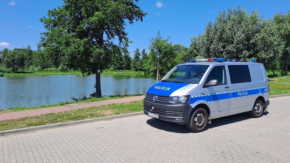 Mężczyzna wepchnął wędkarza do stawu