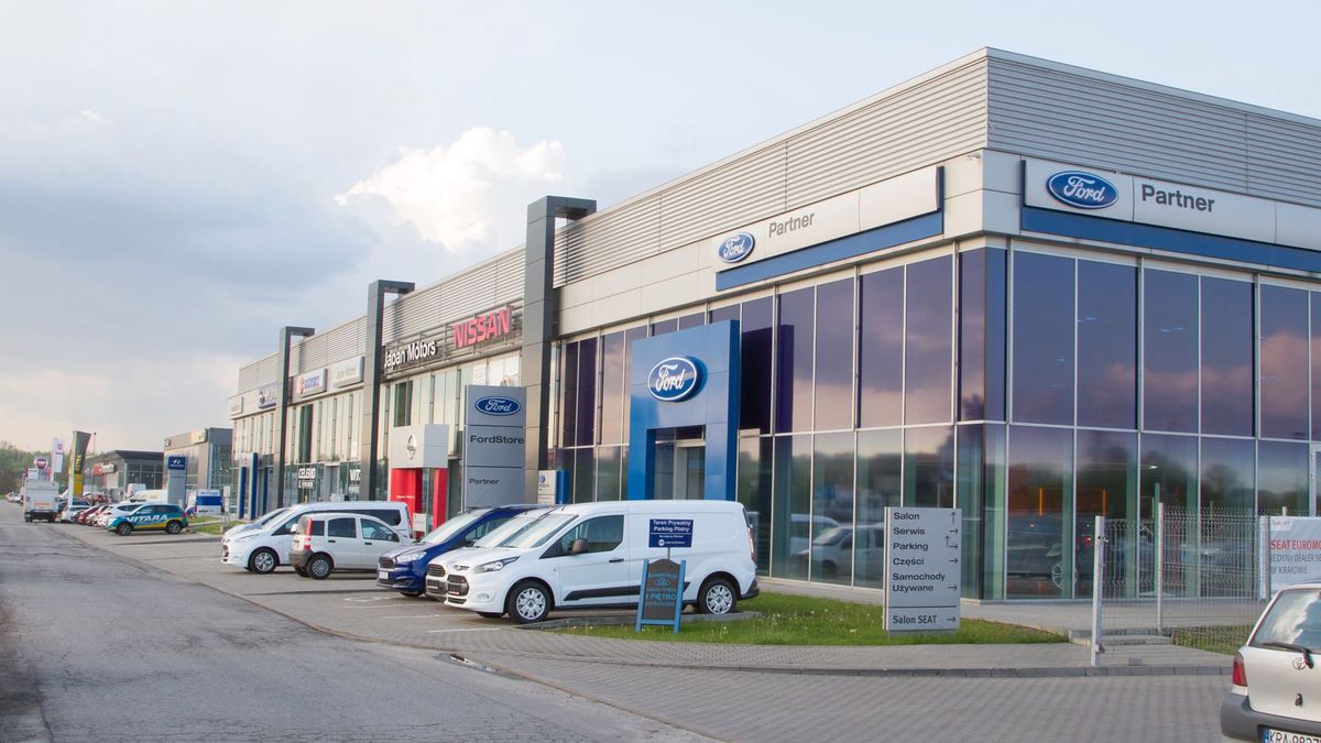 Salony samochodowe - zdjęcie ilustracyjne