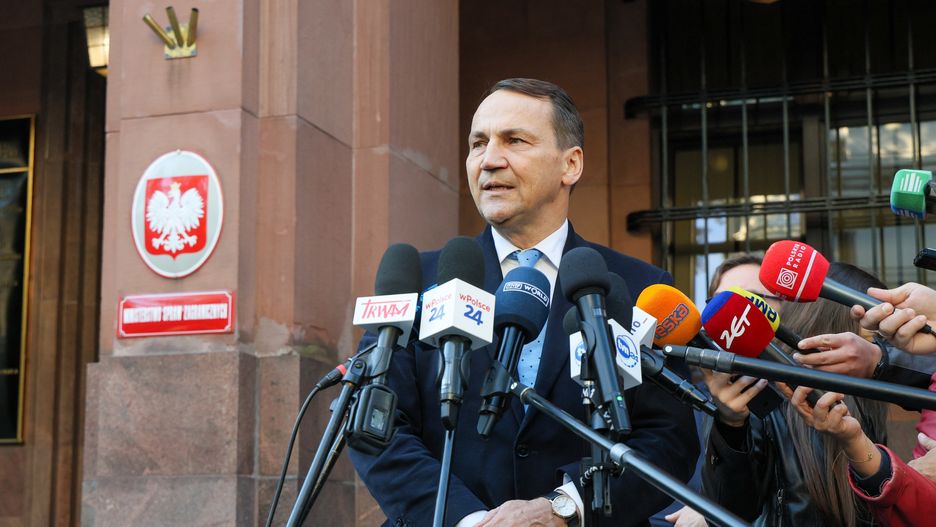 Radosław Sikorski przed budynkiem MSZ