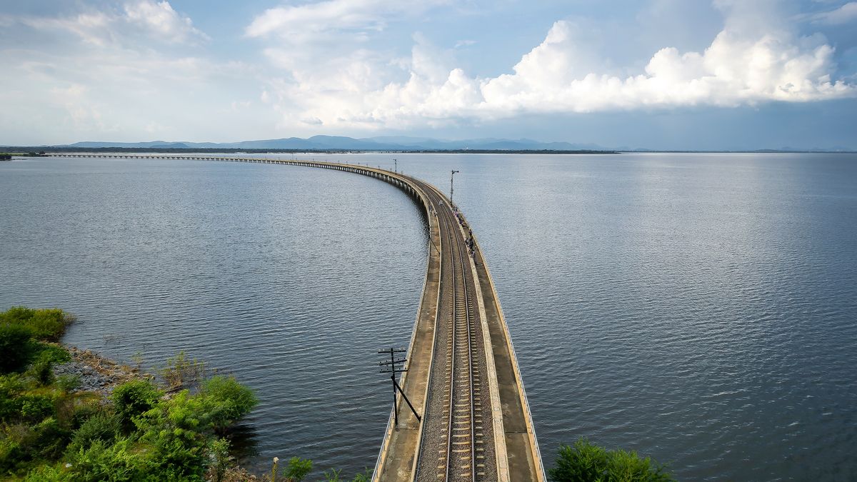 Na zdjęciu trasa idąca przez zaporę wodną Pasak Jolasid