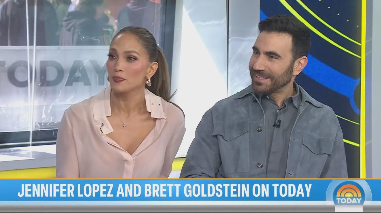 Brett Goldstein i Jennifer Lopez