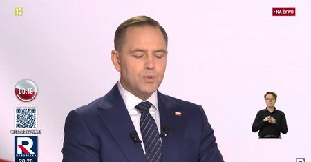 Nawrocki podczas wypowiedzi zerkał w dół. Czytał z kartki?