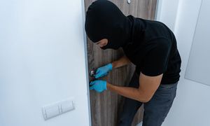 Widzisz to przed drzwiami? Możesz być na liście włamywaczy