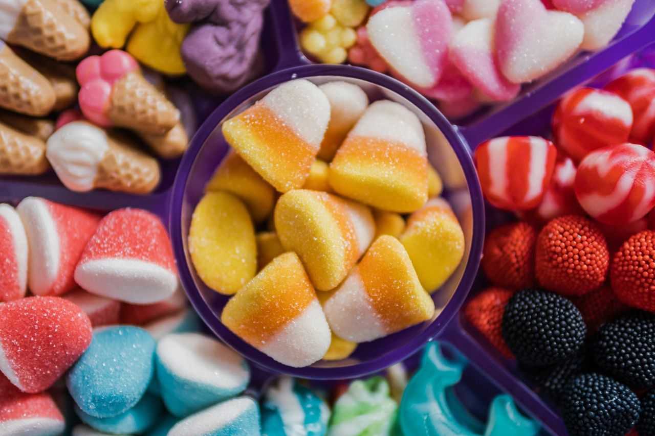 Ciągle masz ochotę na słodycze? Sprawdź co może Ci dolegać