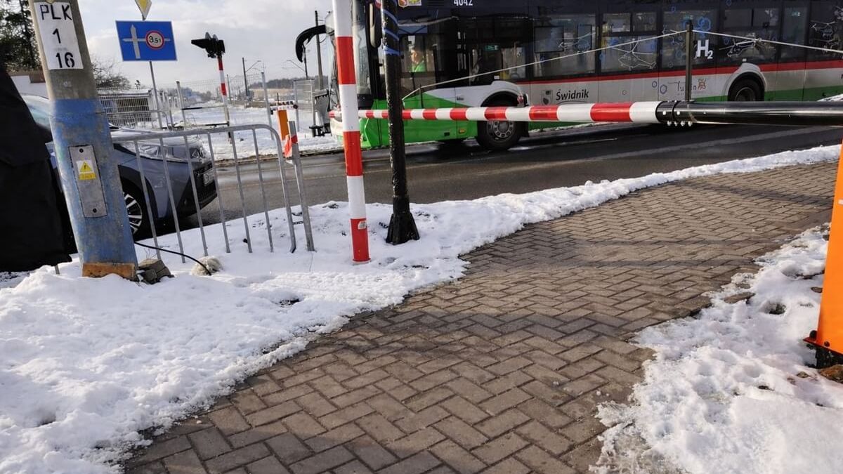 Autobus uwięziony między rogatkami na przejeździe kolejowym w Świdniku