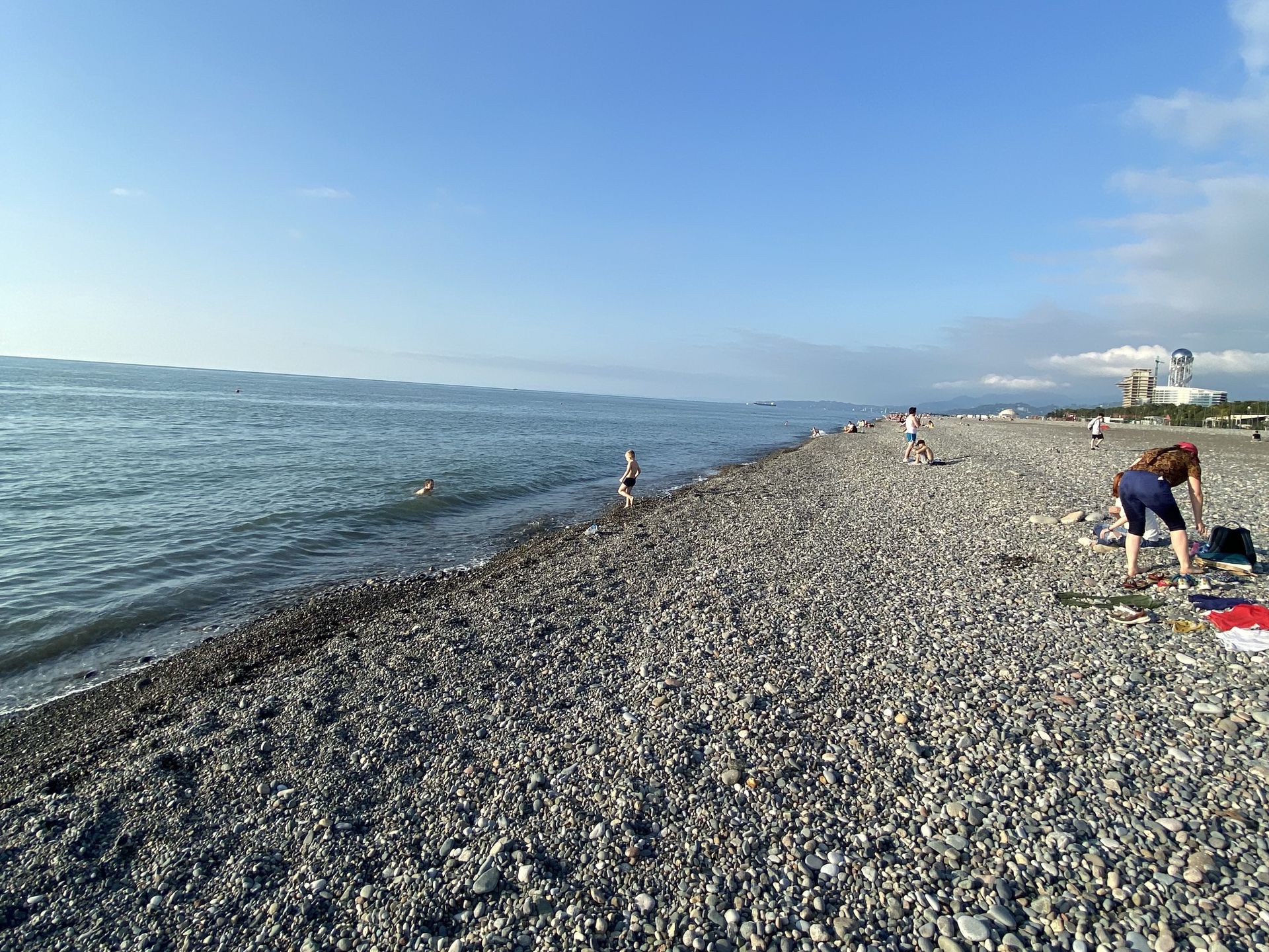 Plaże w Batumi są szerokie, ale częściowo kamieniste