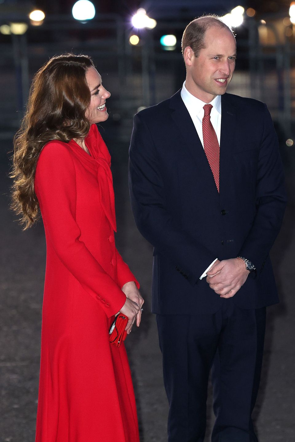 Kate Middleton w czerwonej sukience-płaszczu kolęduje z księciem Williamem