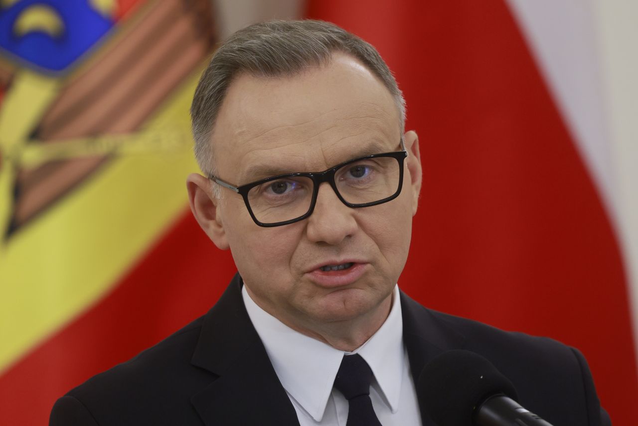 Zapomina, że nie łączą ich więzy krwi. Oto co mówi o siostrze
