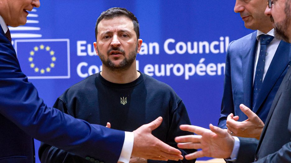 European Council Summit
epa11663941 (L-R) Lithuanian President Gitanas Nauseda, Ukraine's President Volodymyr Zelensky, Belgian Prime Minister Alexander De Croo and European Council President Charles Michel speak during the European Council summit in Brussels, Belgium, 17 October 2024. EU leaders are meeting in Brussels to discuss Ukraine, the Middle East, competitiveness, migration and foreign affairs.  EPA/OLIVIER HOSLET 
Dostawca: PAP/EPA.
OLIVIER HOSLET
european union, Diplomacy