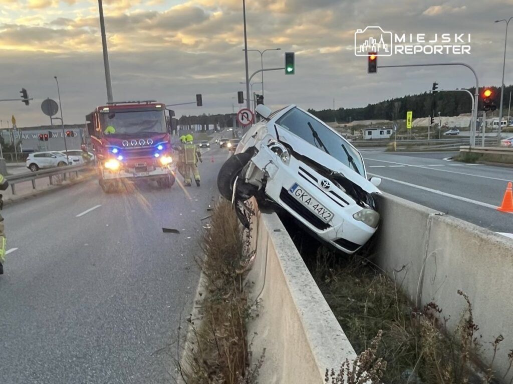 Zderzenie dwóch aut nad S8. Jedno spadło z barierek. Sprawca bez uprawnień
