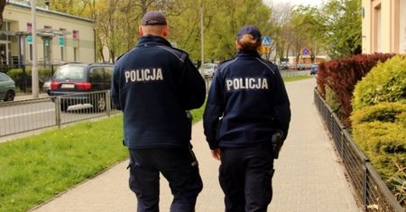 Warszawa. Policja: "W weekend na ulicach będą liczne patrole pilnujące przestrzegania obostrzeń"