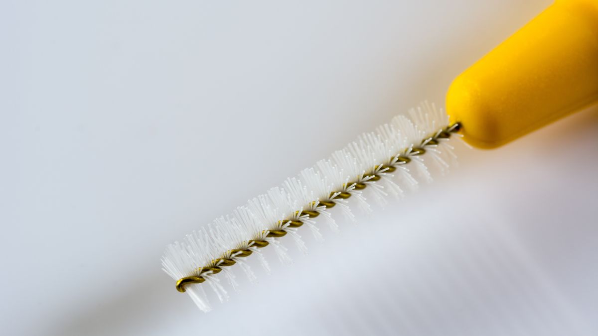 Szczoteczki międzyzębowe dokładnie czyszczą przestrzenie między zębami