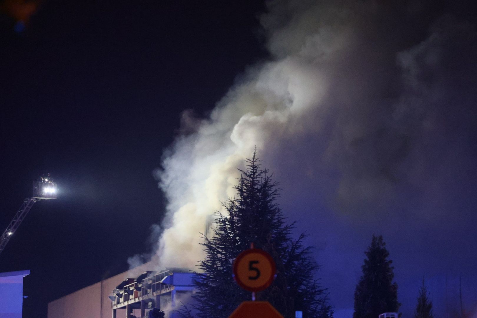 Pożar hali magazynowej w Sosnowcu. Na miejsce udają się liczne jednostki ze Śląska i Zagłębia