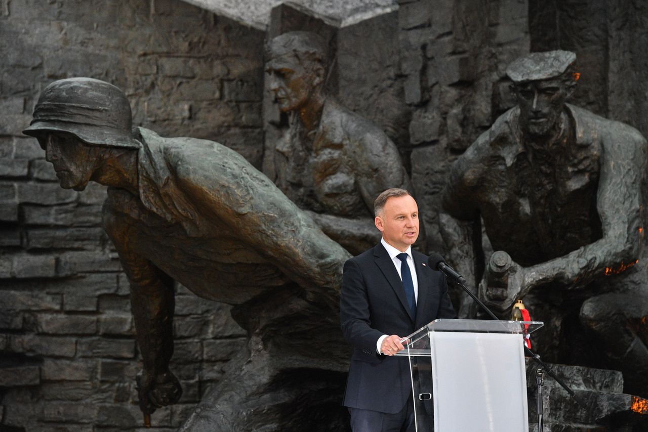 Prezydent RP Andrzej Duda przemawia podczas Apelu Pamięci przed pomnikiem Powstania Warszawskiego na pl. Krasińskich w Warszawie