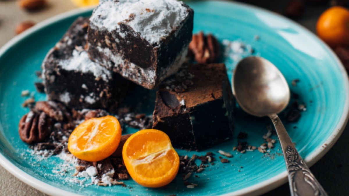 Takie ciasto czekoladowe stanowi przepyszną alternatywę dla tortu urodzinowego