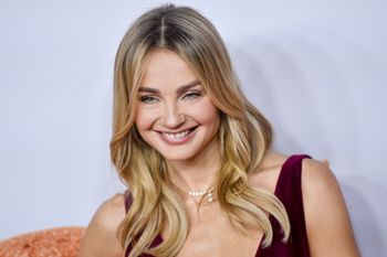 Kostium z wycięciami to dopiero początek. Tylko spójrzcie na tę spódnicę