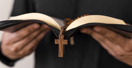 Skandal na lekcji religii. Uczennica nagrała, co zrobił ksiądz