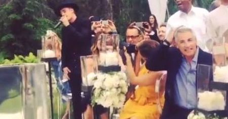 Bieber ŚPIEWA NA ŚLUBIE swojego menadżera!