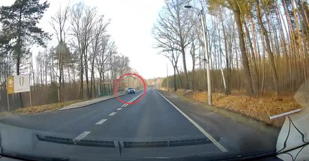 O krok od tragedii na Śląsku. Świadek uchwycił groźny moment na drodze w Przegędzy