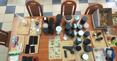 Sprzedawali narkotyki dzieciom. To znaleźli w ich mieszkaniu