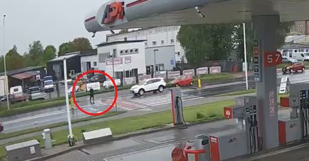 Wypadek na pasach w Kaliszu. Kamery nagrały przerażający moment