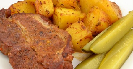 Zamiast do piekarnika, wkładam do garnka. Karkówka wychodzi krucha i mięciutka