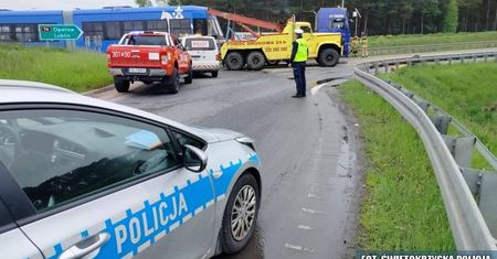 Tramwaj utknął na rondzie. Akcja pod Kielcami trwała kilka godzin