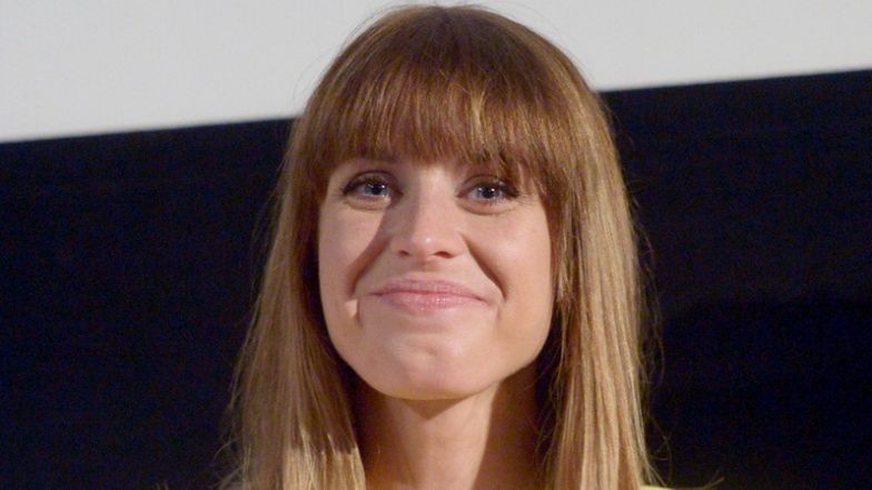 Julia Kamińska pręży umięśniony brzuch na plaży