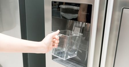 Top 5 lodówek z kostkarką – zimne napoje zawsze pod ręką