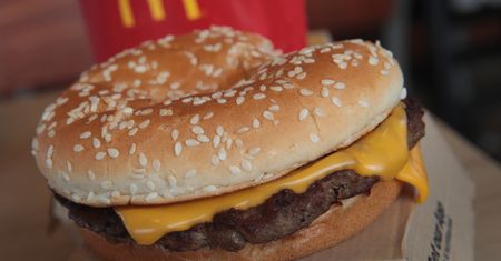 Zmarł po zjedzeniu burgera z McDonald's. Groźna epidemia w USA