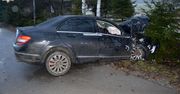 Dąbrowa: Mercedes uderzył w drzewo. Cztery osoby trafiły do szpitala