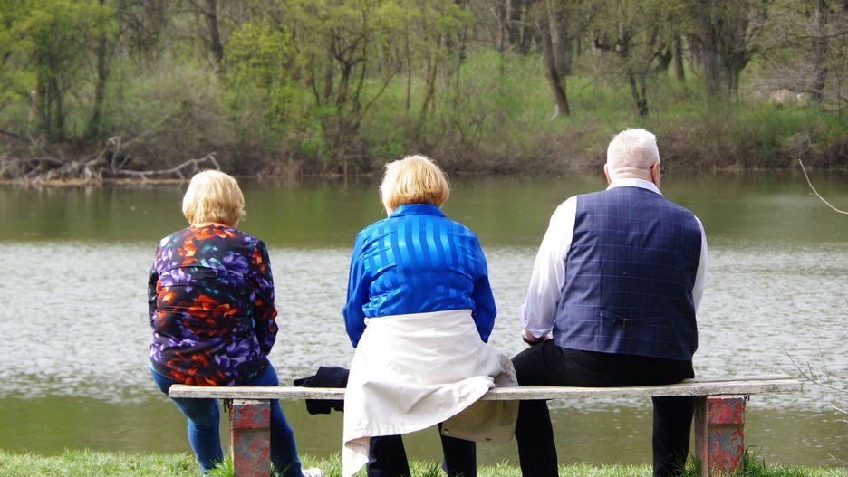Warszawa Marek Bazak
Fot. Zofia i Marek Bazak/East News, 31.03.2024. 
Warszawa. Park Skaryszewski w swiateczny wiosenny weekend. N/z odpoczynek seniorow na parkowej lawce z widokiem na staw.
ZOFIA BAZAK