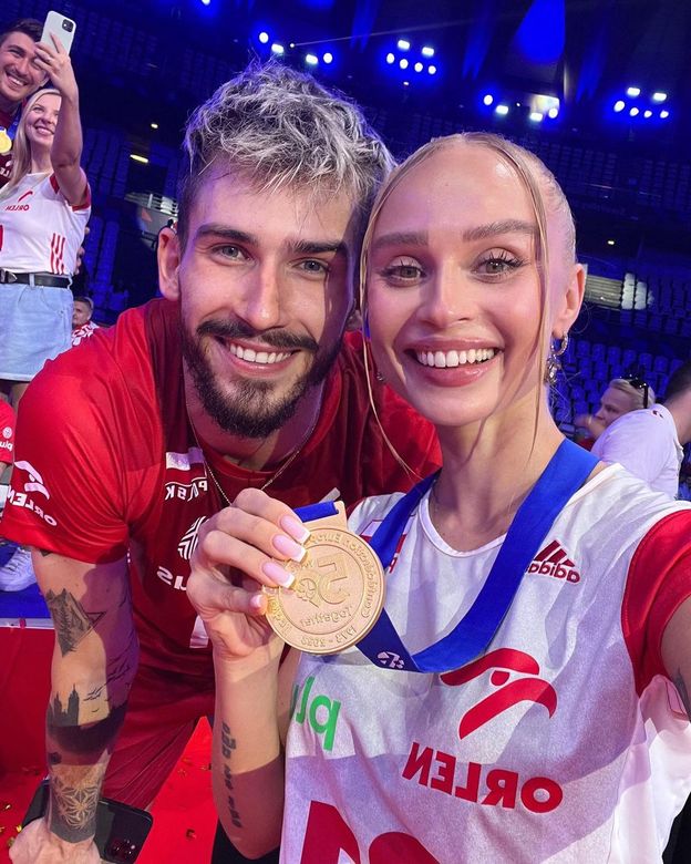 Sylwia Gaczorek OBCAŁOWUJE Tomasza Fornala po zdobyciu złota na Mistrzostwach Europy w siatkówce! (FOTO)