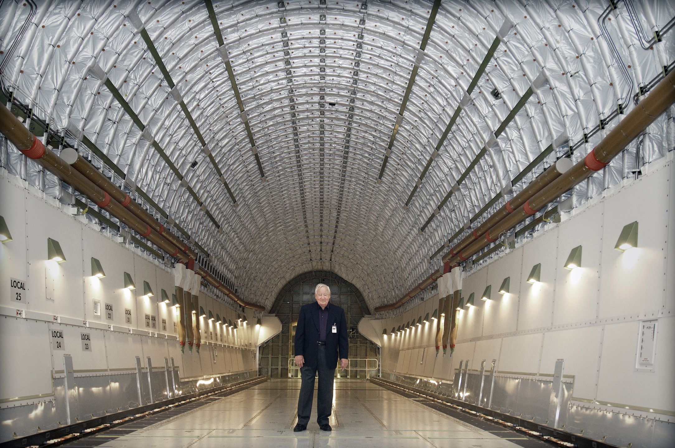B747 został zaadaptowany przez Boeinga na samolot towarowy do przewożenia największych części do produkcji Dreamlinera. Nazwano go Dreamlifter