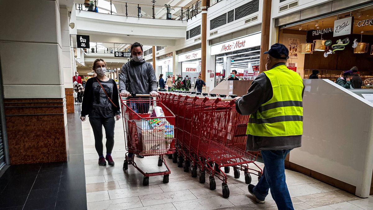 Polacy podzieleni ws. zakupów w niedziele. Połowa chce zniesienia zakazu, połowa nie