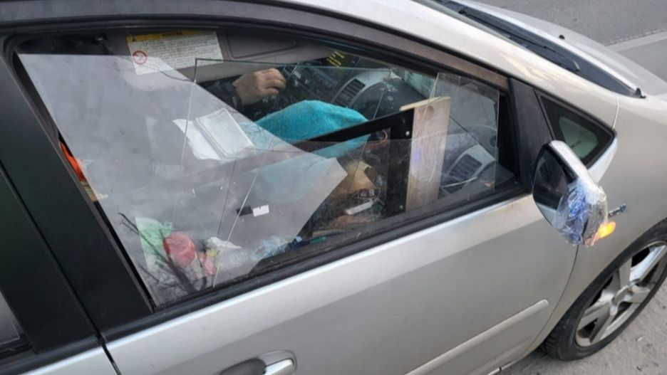 Jechał toyotą bez szyby.