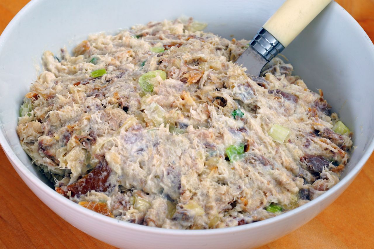 Klasyk PRL podkręcam kilkoma dodatkami. Pasta kanapkowa wychodzi tak pyszna, że nikt nie pyta o wędlinę