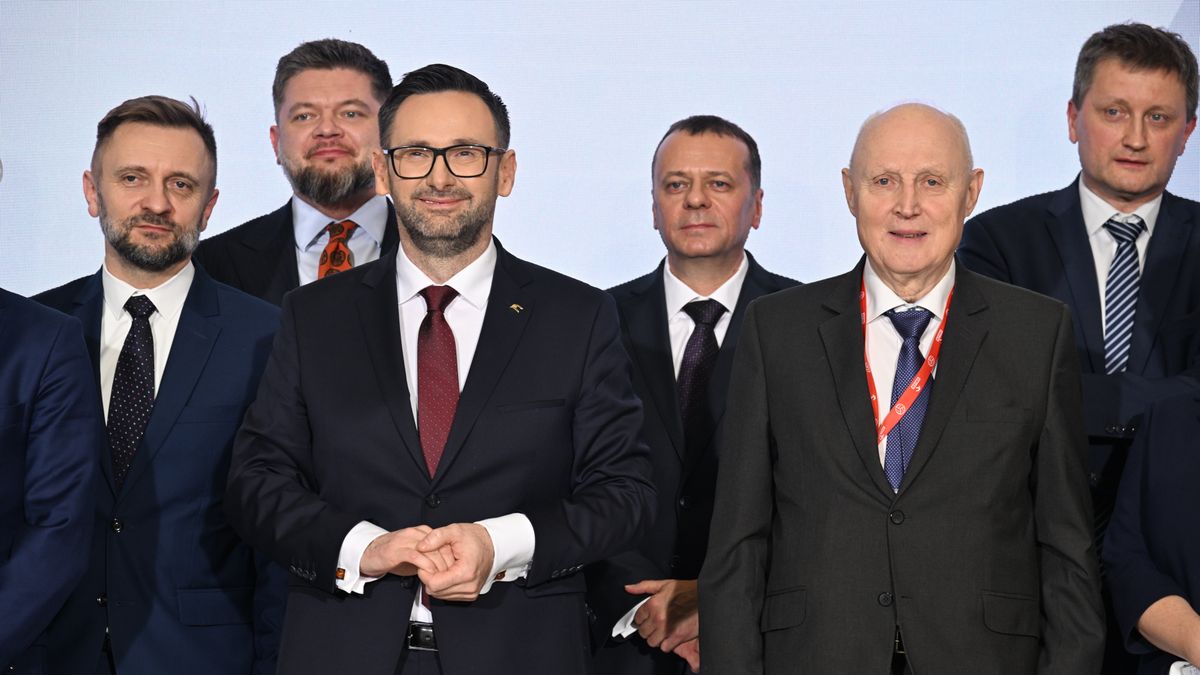 Warszawa, 01.02.2024. Prezes zarządu Orlen Daniel Obajtek (3L) oraz były przewodniczący rady nadzorczej PKN Orlen Wojciech Jasiński (2P) podczas konferencji prasowej dot. realizacji Strategii ORLEN2030 w siedzibie spółki Orlen w Warszawie, 1 bm. (jm) PAP/Radek Pietruszka
