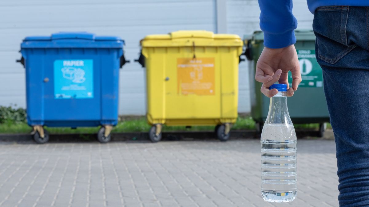 Photography of a teenage boy carrying a plastic bottle made of recyclable plastic towards the waste segregation bins
Photograph of a teenage boy carrying a plastic bottle made of recyclable plastic towards the waste segregation bins, copy spase, PET 1, rear view
Tatsiana Volkava