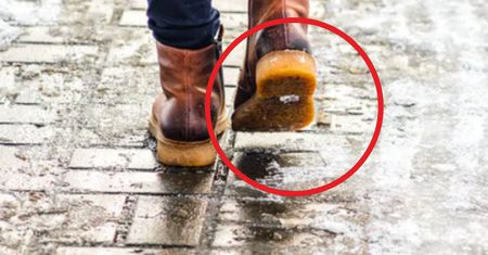 Przyklej do podeszwy. Zapomnisz o ślizganiu. Genialny patent na zimę