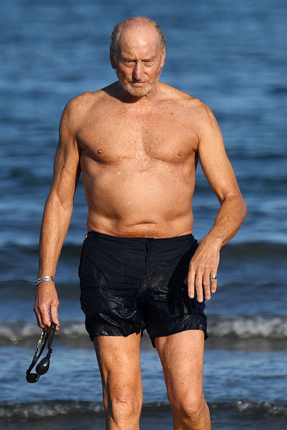 Charles Dance z młodszą partnerką