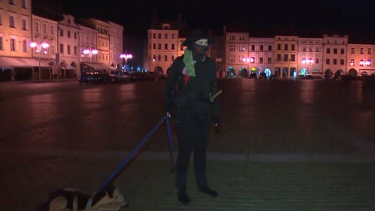 Czech wyprowadził na spacer pluszowego psa
