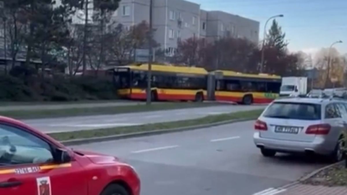 Autobusem po chodniku. Sceny na Ursynowie.