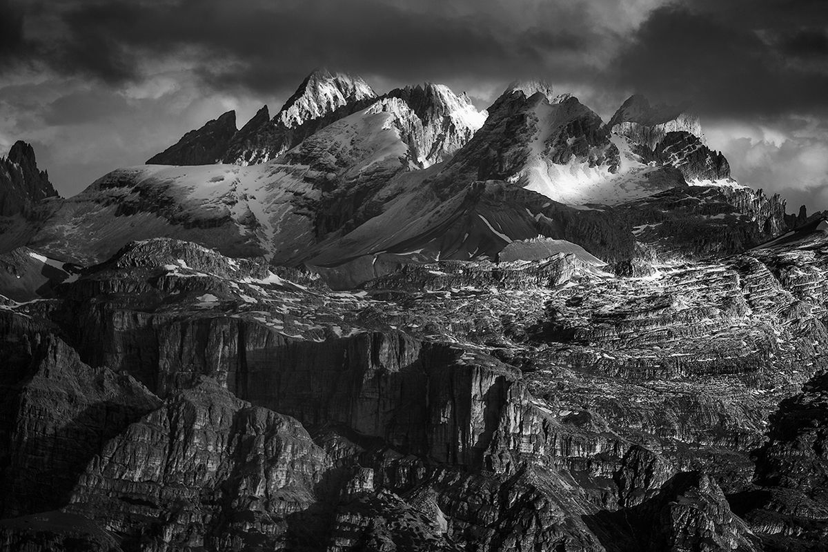 Cykl "The Power of Mountains" pokazuje niesamowitą różnorodność Dolomitów. Góry pokryte warstwami śniegu tworzą naturalne struktury, które są dodatkowo podkreślane niebanalnym oświetleniem.